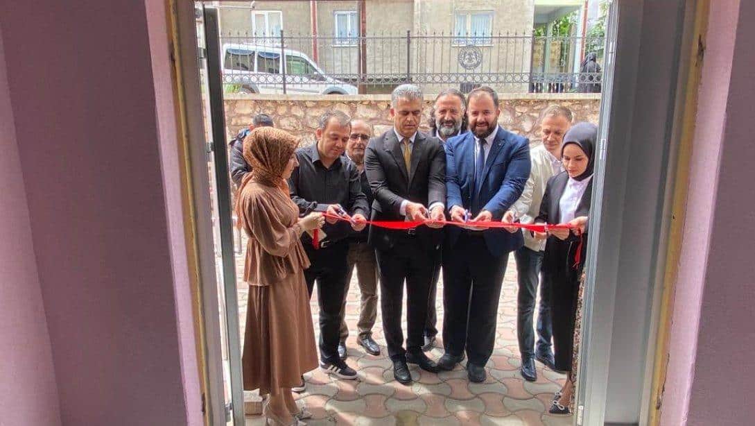 Derebucak'ta 1-7 Haziran Hayat Boyu Öğrenme Haftası Kapsamında Halk Eğitimi Merkezi Tarafından Millet Kıraathanesinde Yılsonu Sergisi Açıldı 