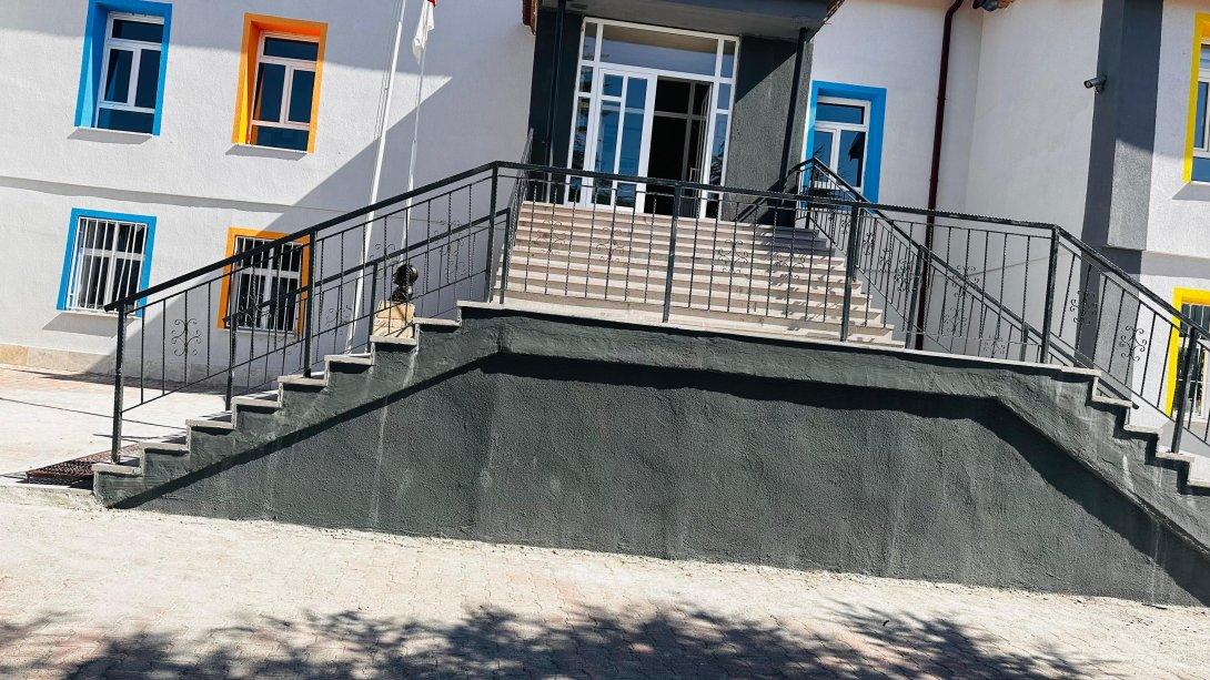 Gencek Şehit Orhan Parlakkaya İlk/Ortaokulunun Merdiven ve Korkulukları Yenilendi 